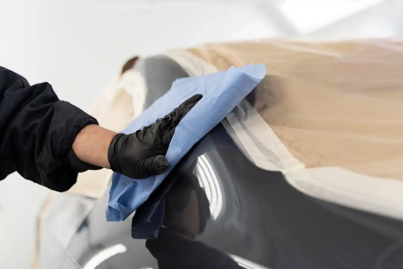 Pintor de taller Fimas terminando de pintar un coche