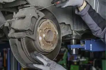 Revisión de frenos en vehículo realizado por taller mecánico especializado