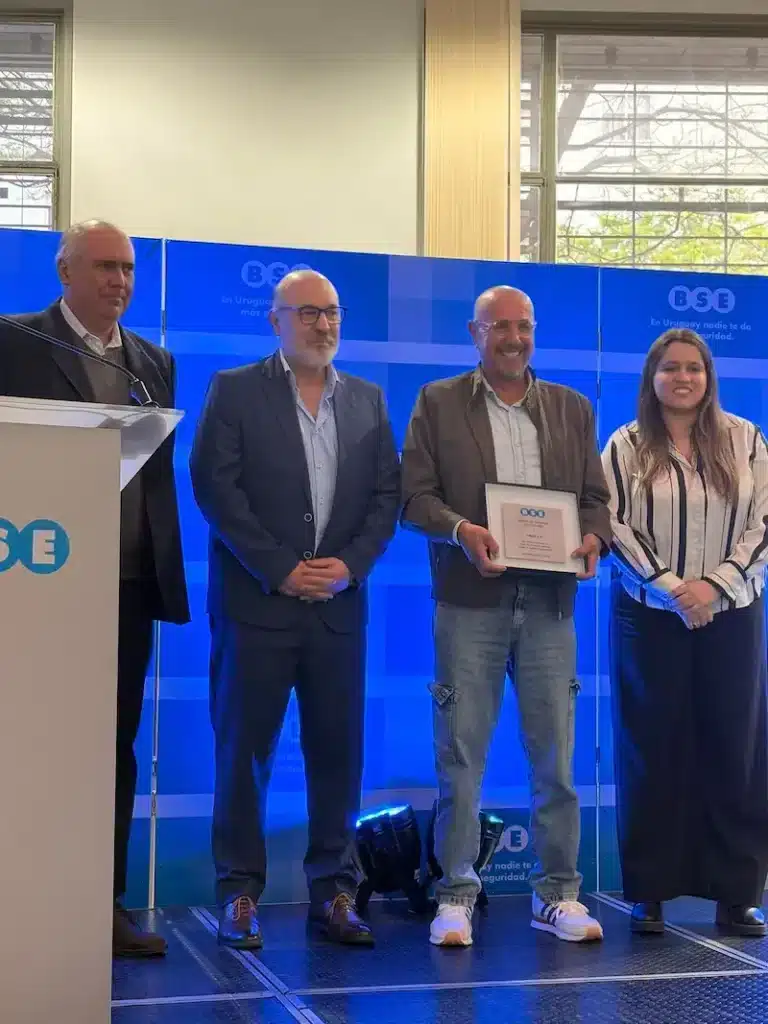 Entrega del premio del Banco de Seguros del Estado al Taller Fimas en Montevideo, Uruguay.